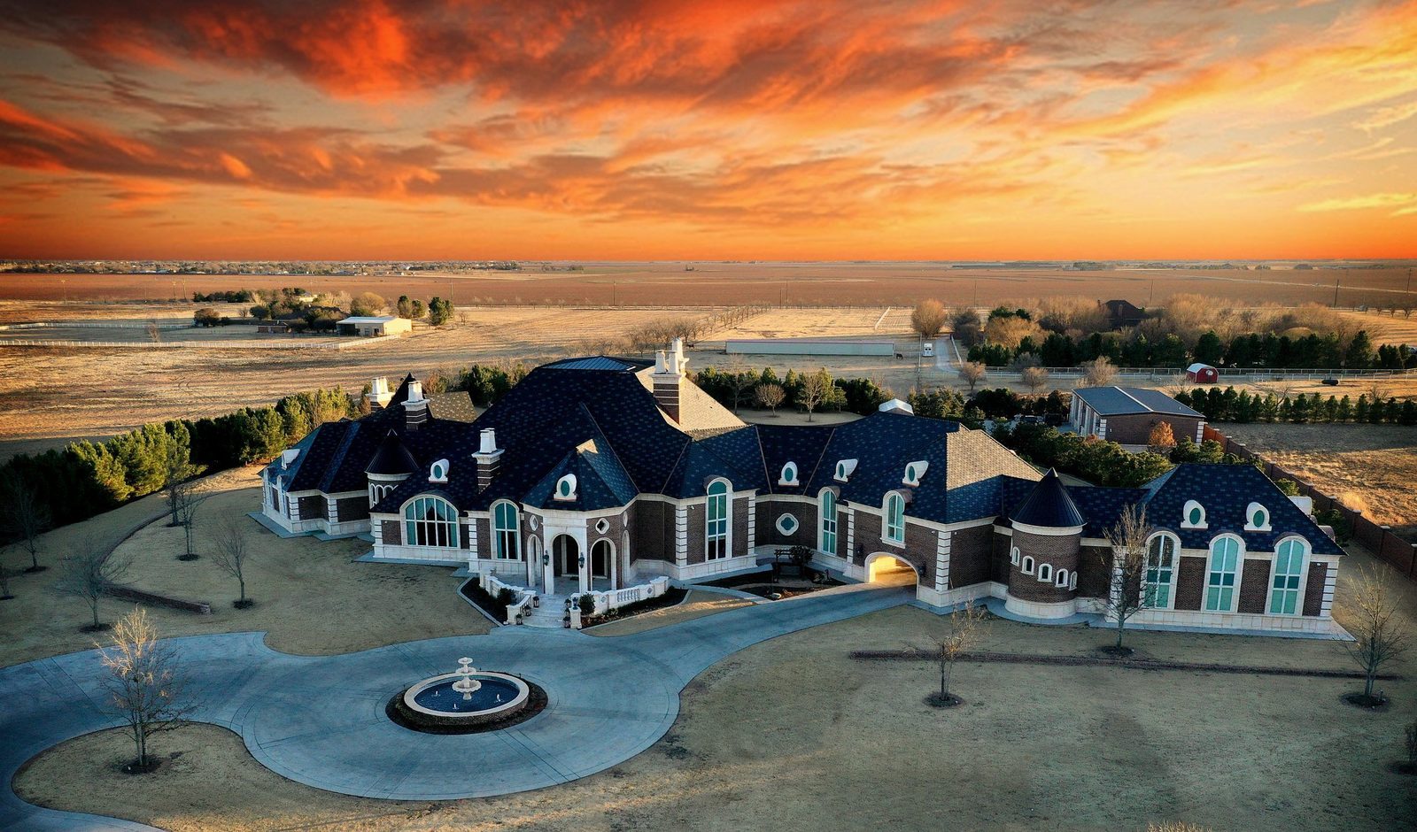 Texas estate with a DaVinci slate roof at sunset